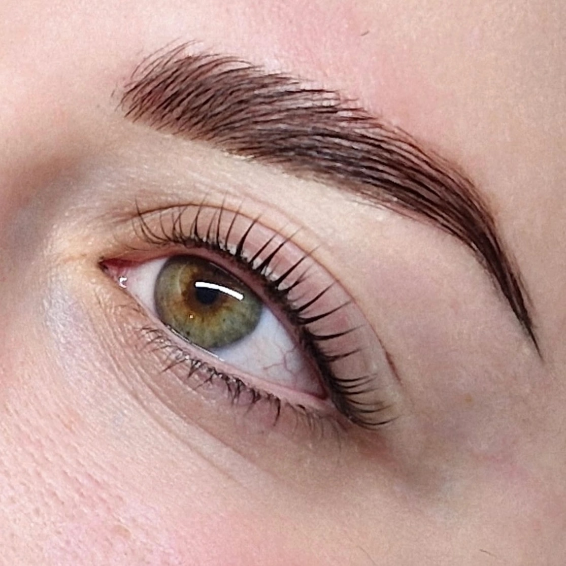Brow Lamination: Augenbrauen vor und nach der Brow Lamination